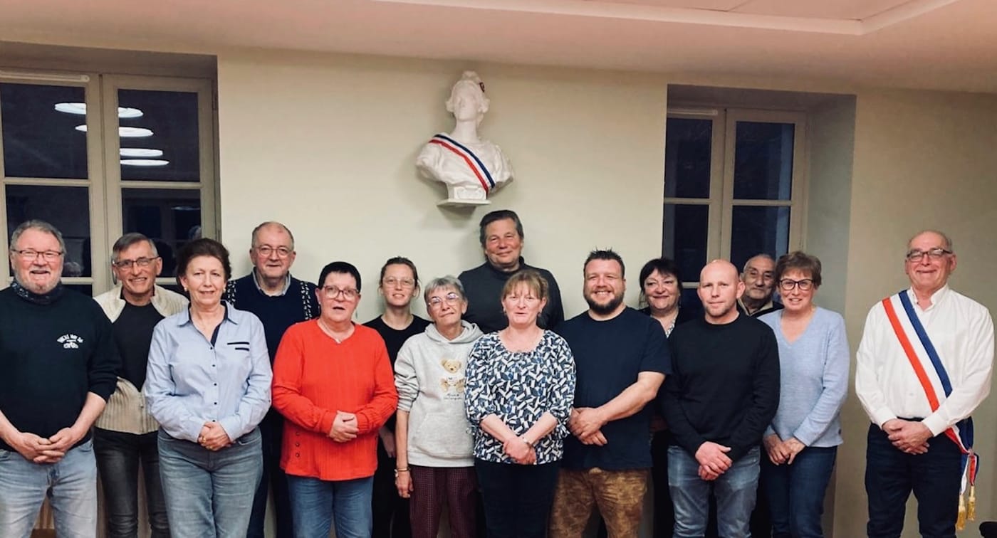 Photo du conseil municipal de Pont de Labeaume devant le buste de Marianne