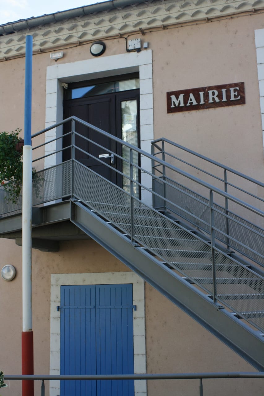Façade de la mairie de Pont de Labeaume et son mât tricolore