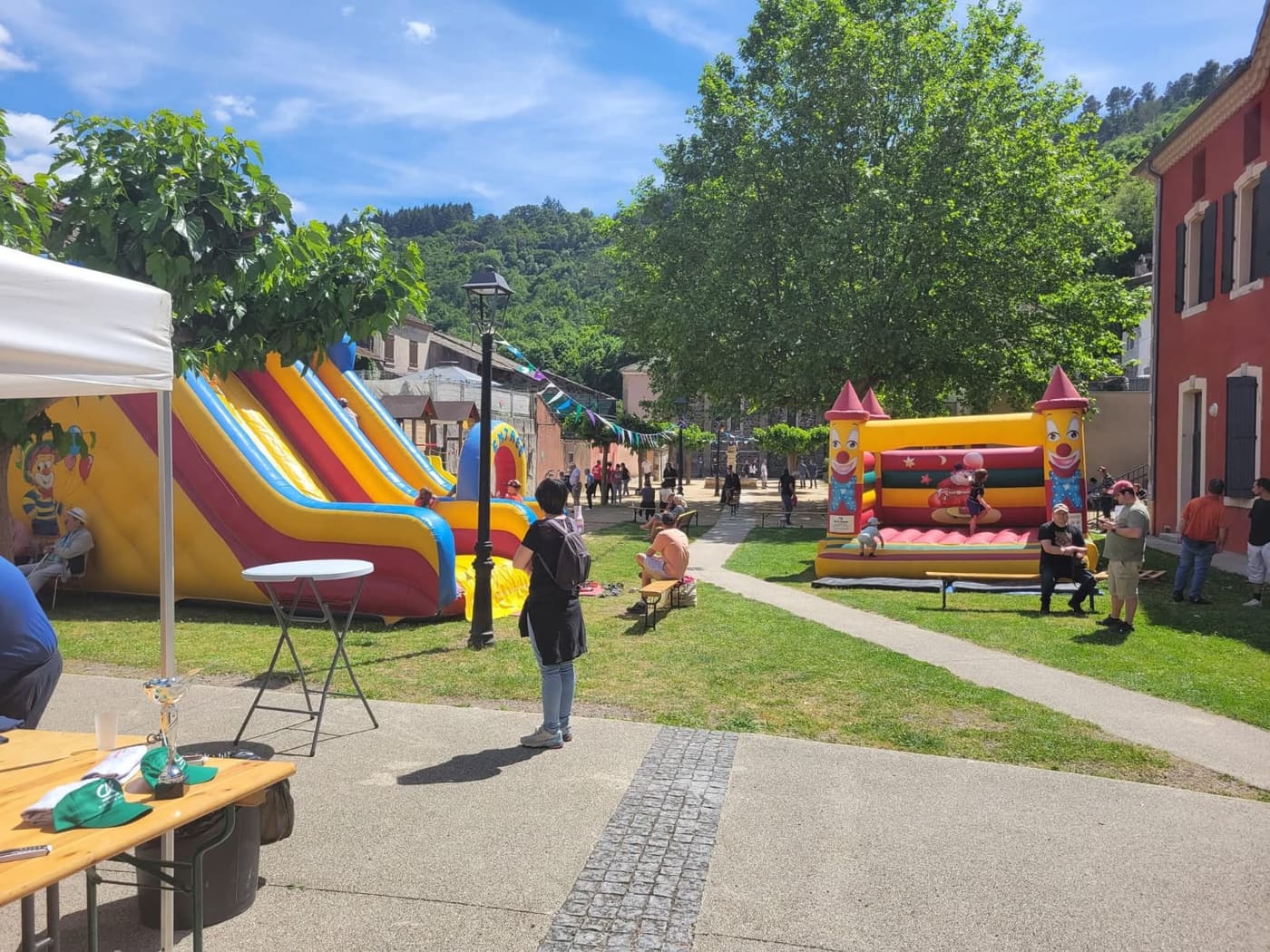 Fête du village sur la place avec structures gonflables